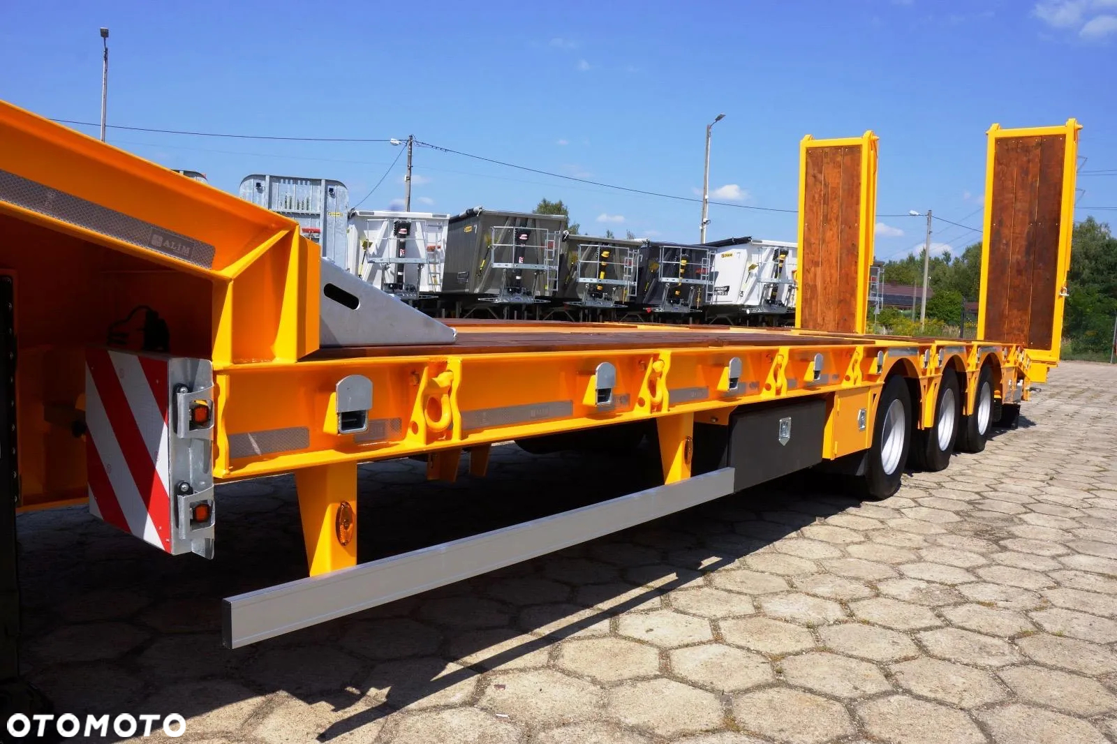 Inny LW3 NISKOPODWOZIOWA 3 OSIOWA 13.600mm z najazdami hydraulicznymi - 24