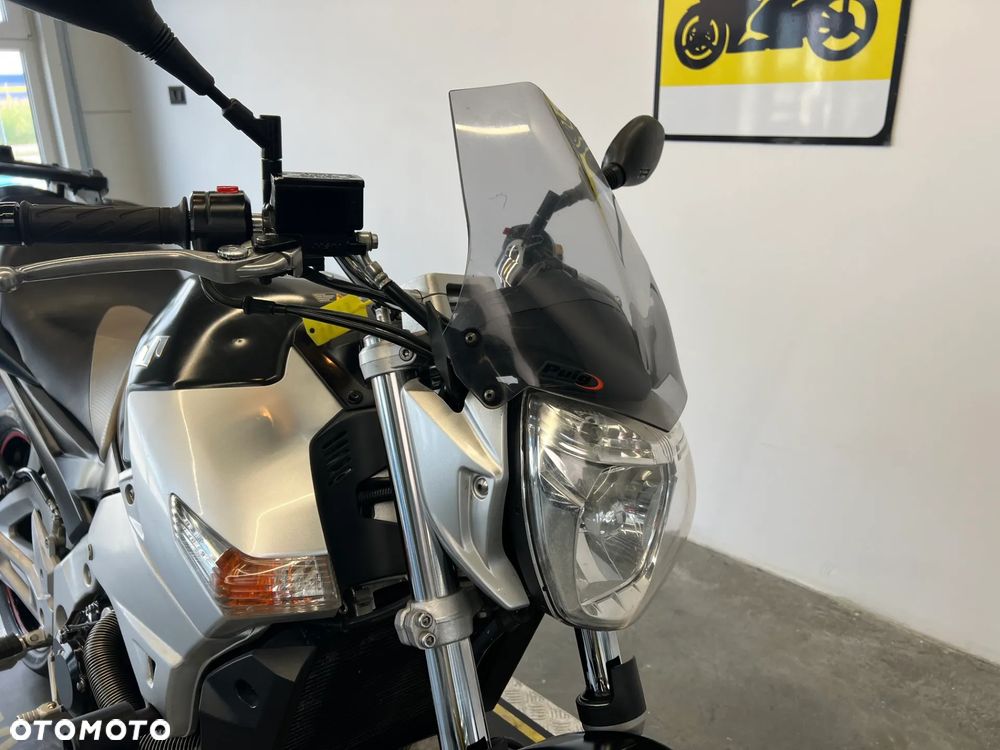 Suzuki GSR - 8