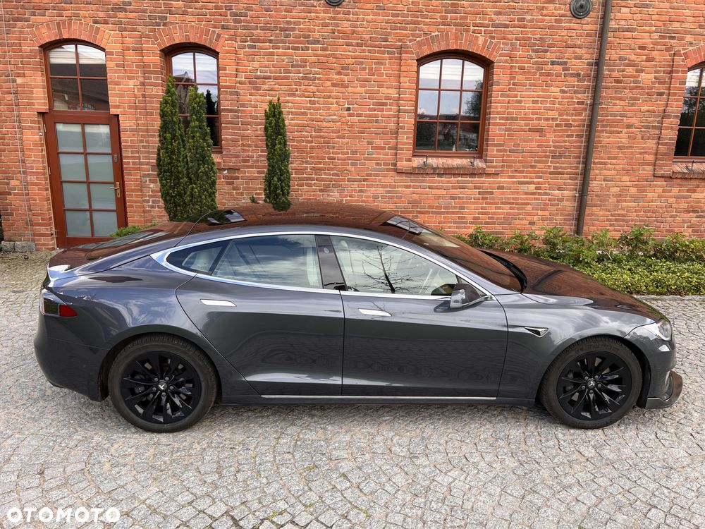 Tesla Model S - 12