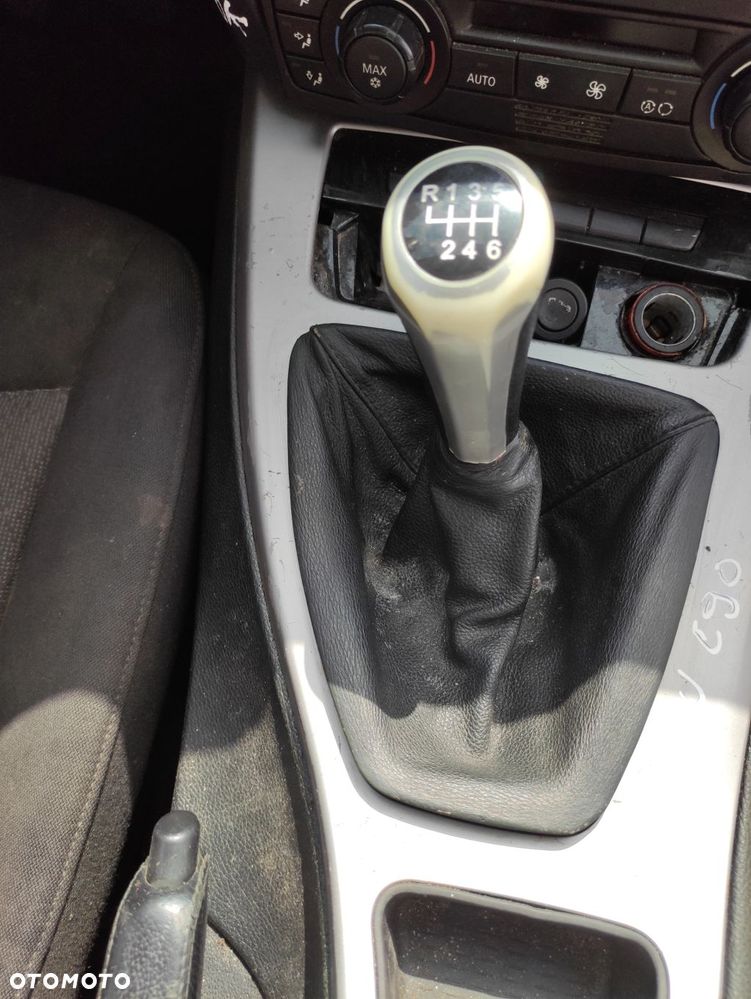 DEKORY Z BOCZKÓW DESKI LEWARKA KRATKI BMW E90 E91 PRZEDLIFT WERSJA EU - 11