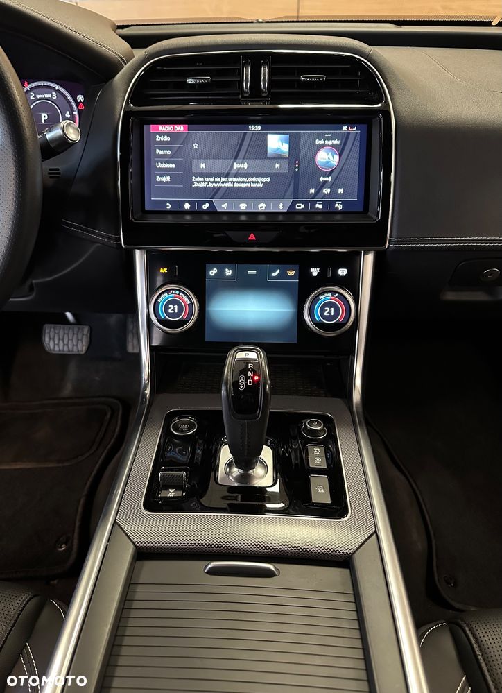 Jaguar XE 2.0 D180 R-Dynamic SE - 15
