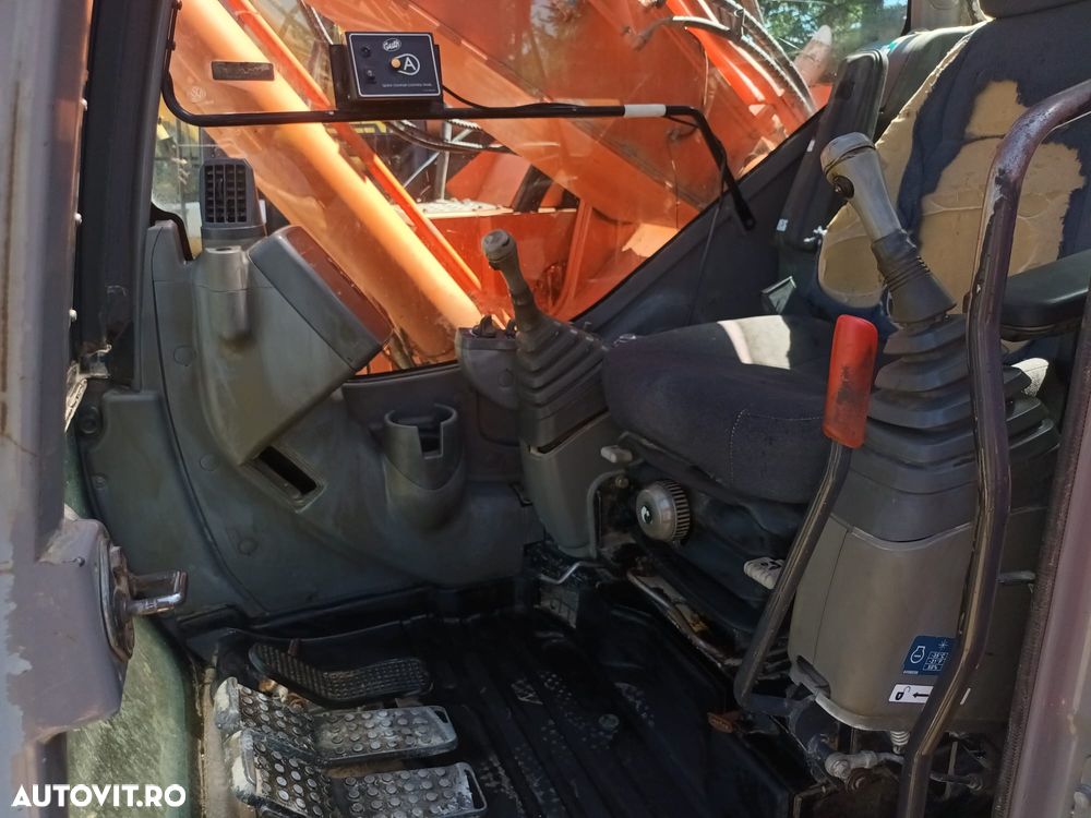 Hitachi ZX225USLC - 11