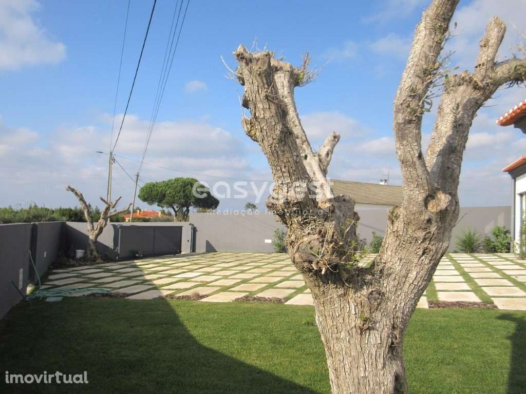 Moradia Bifamiliar T4 + T2 de excelente qualidade a 2,5 km da praia. - Grande imagem: 5/39