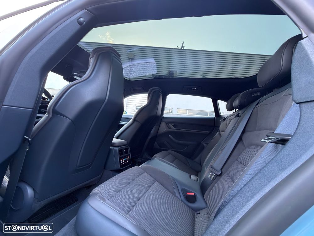 Porsche Taycan Cross Turismo 4 - 7