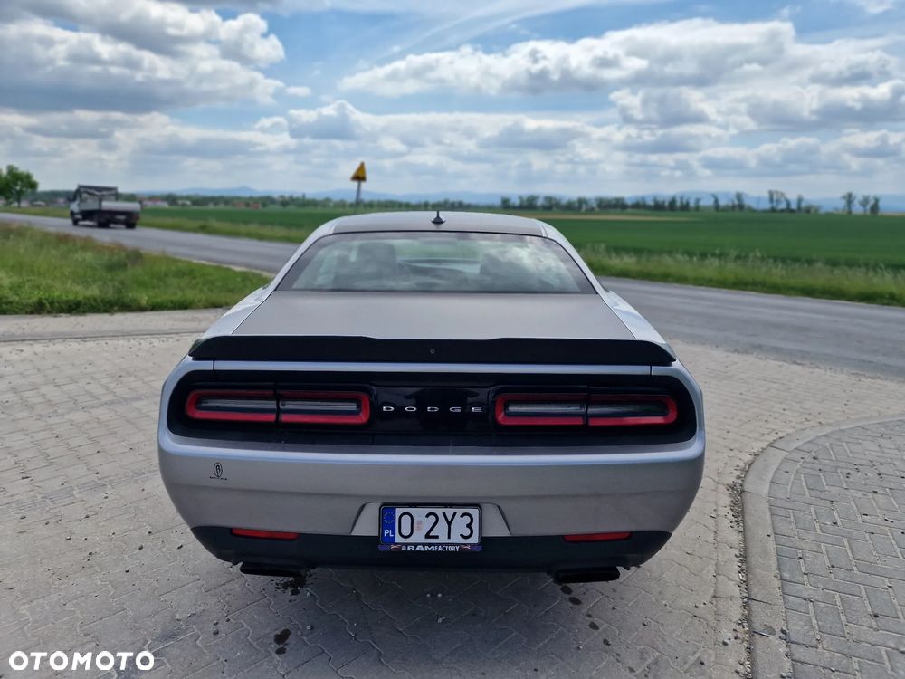 Dodge Challenger - 12
