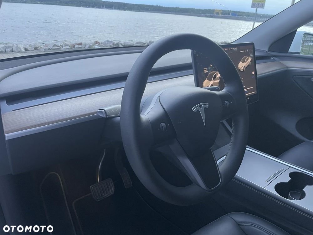 Tesla Model Y Long Range AWD - 9