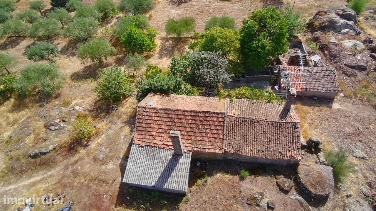 Quinta com casa para recuperar localizada na tranquila Aldeia de Quint - Grande imagem: 3/21