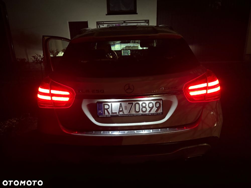 Mercedes-Benz GLA 250 4-Matic Urban - 27