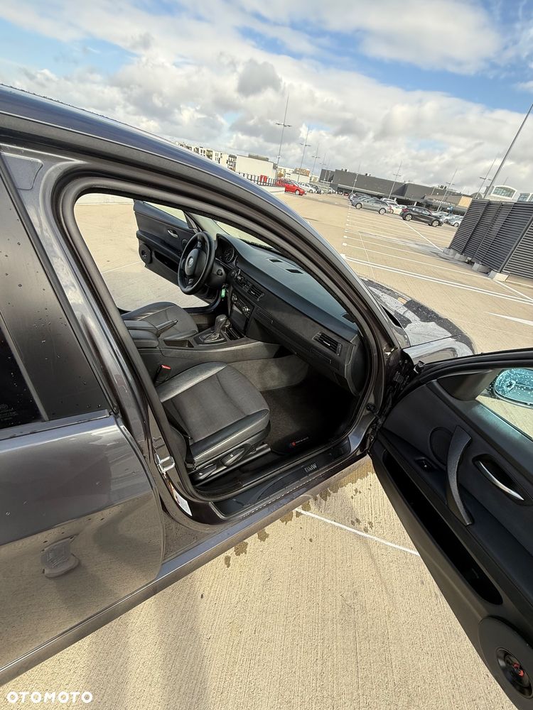 BMW Seria 3 320i Touring - 12