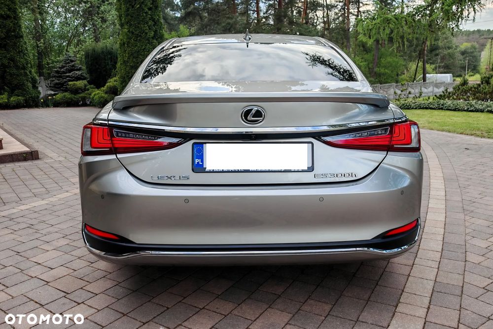 Lexus ES 300h Business Edition - 4