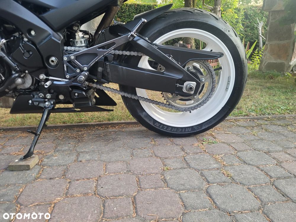 Suzuki GSR - 24