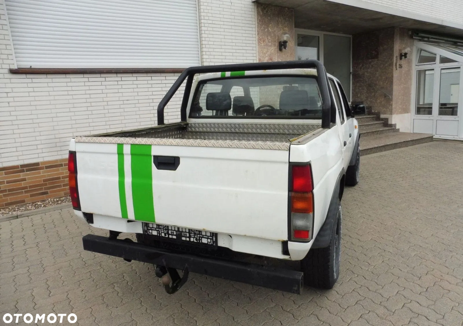 Nissan Pickup - 2