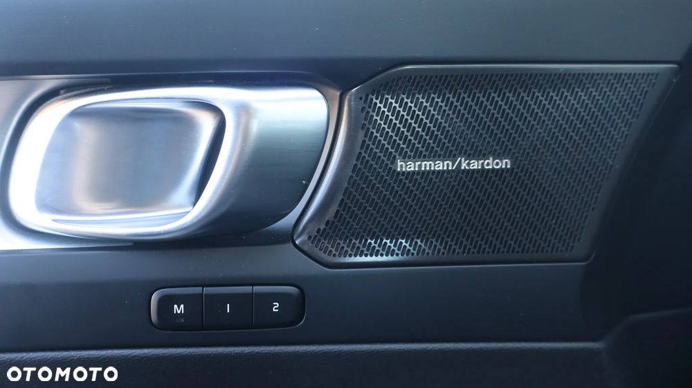Volvo XC 40 B4 Plus Black Edition - 17