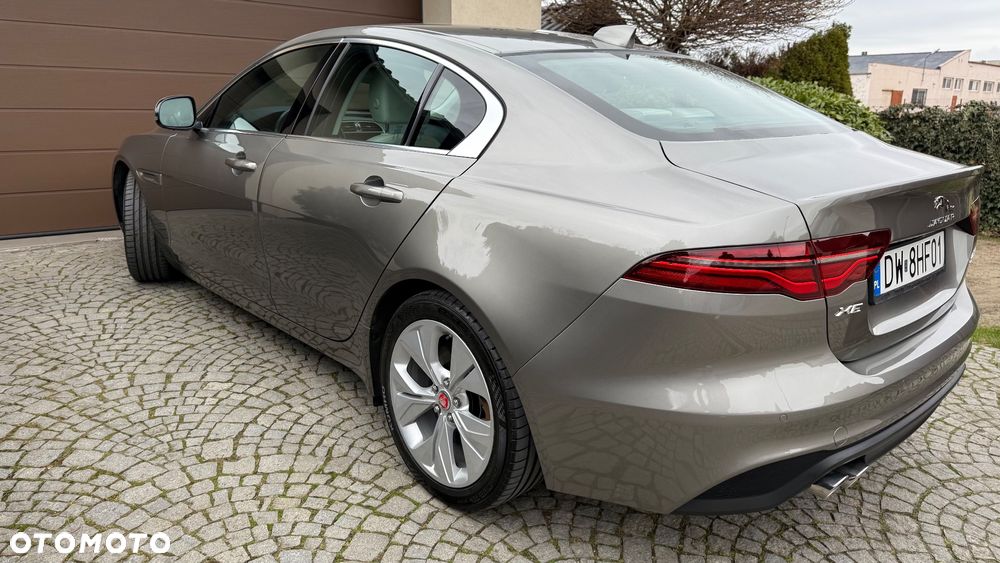 Jaguar XE - 16