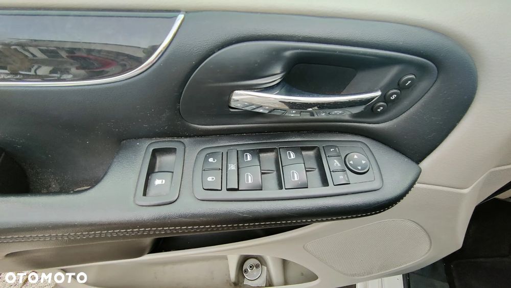 Chrysler Town & Country 3.6 Limited - 11