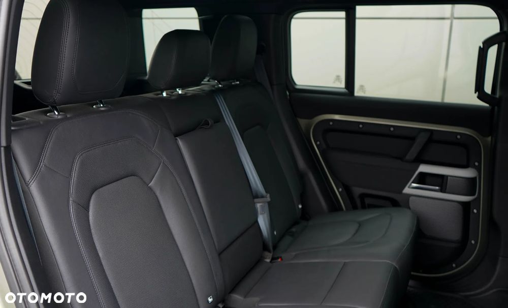 Land Rover Defender 3.0 D200 mHEV - 35