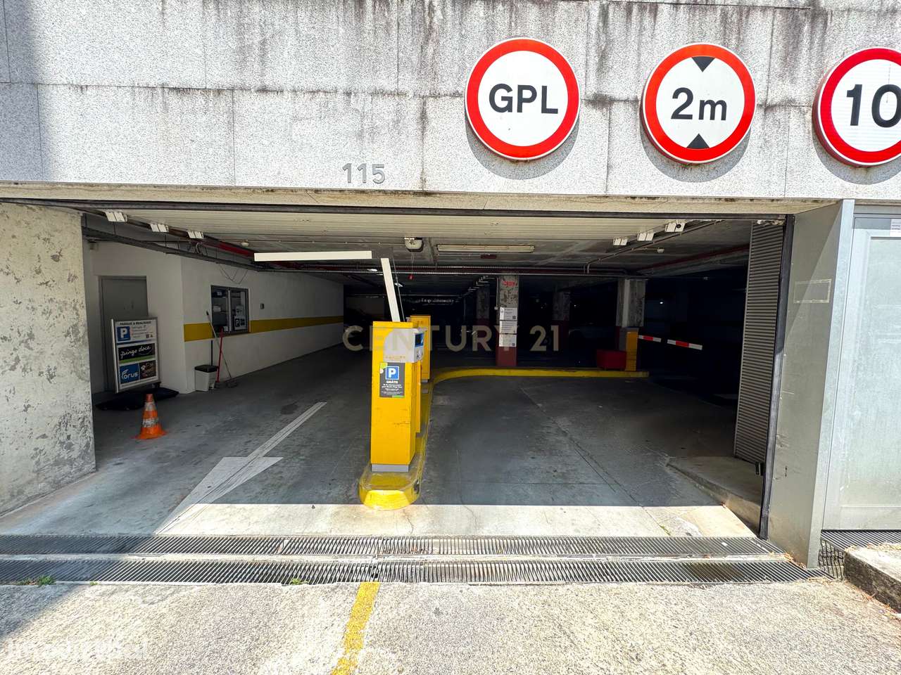 Parque de estacionamento com 108 lugares em São Mamede de Infesta, Mat - Grande imagem: 3/12