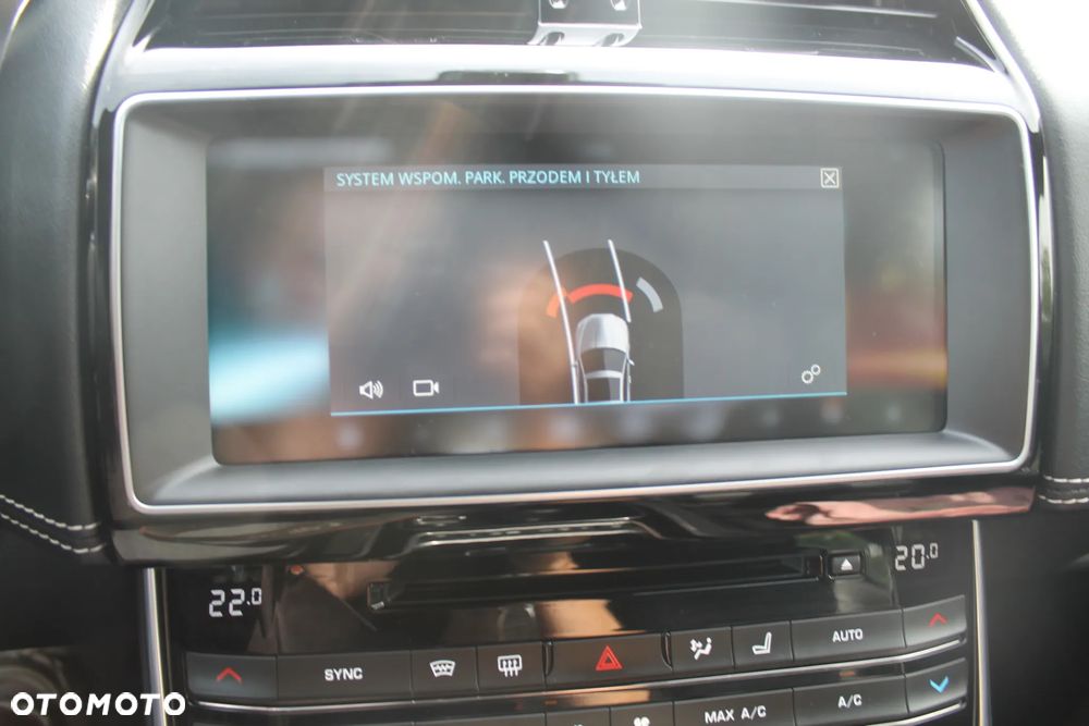 Jaguar XE 20d R-Sport - 34