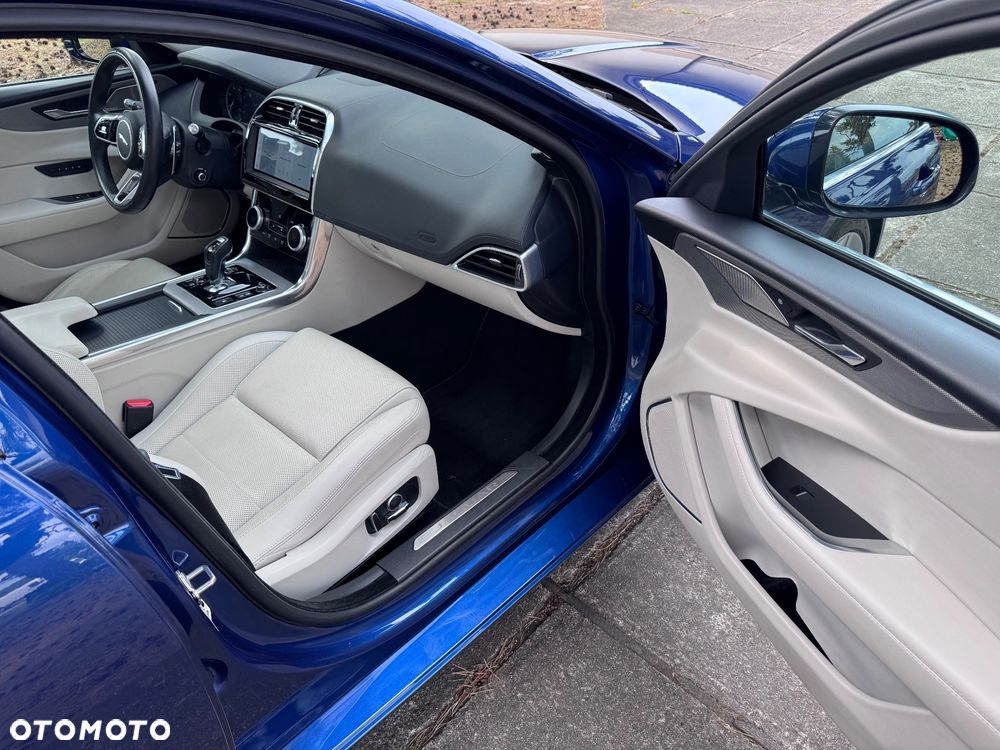 Jaguar XE 2.0 P250 SE - 12