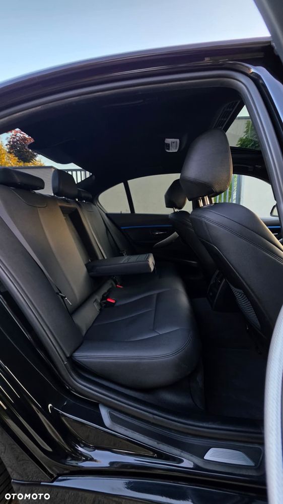 BMW Seria 3 318d M Sport Shadow - 32