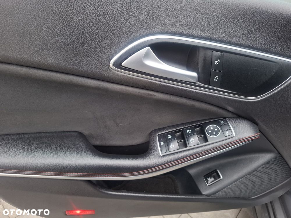 Mercedes-Benz CLA 180 7G-DCT Orange Art Edition - 11
