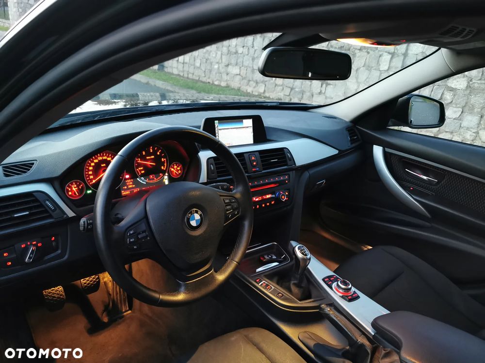 BMW Seria 3 320d Touring xDrive - 24