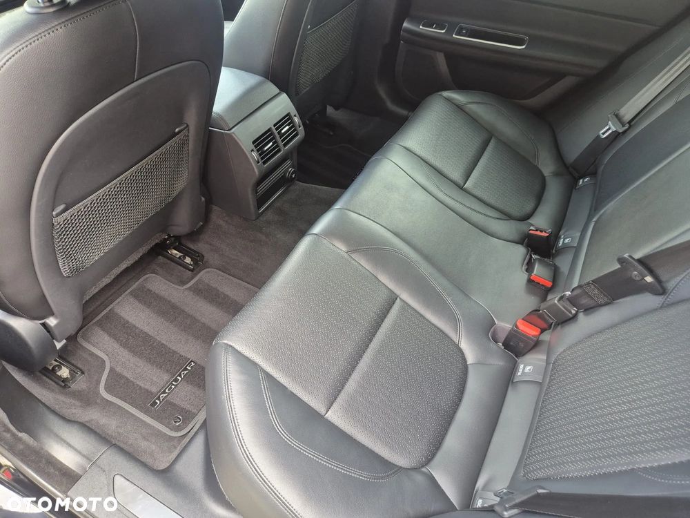 Jaguar XF 20d Prestige - 31