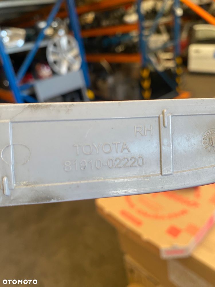 TOYOTA COROLLA E21 SEDAN VII 19- Oryginalny! PRAWY TYLNY ODBLASK LAMPKA ODBLASKOWA ZDERZAKA TYLNEGO  W ZDERZAK TYLNY TYŁ  PRAWA STRONA  E 21 E210 E 210  81910-02220  8191002220 - 8