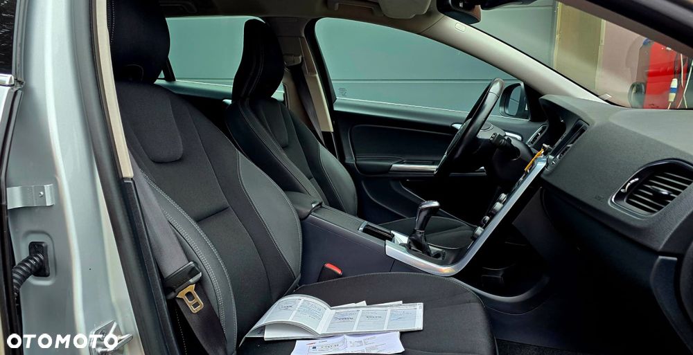 Volvo V60 D4 Momentum - 8