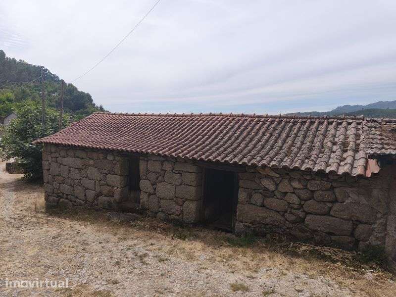 Casa em pedra para restaurar, com grande potencial - Grande imagem: 4/8