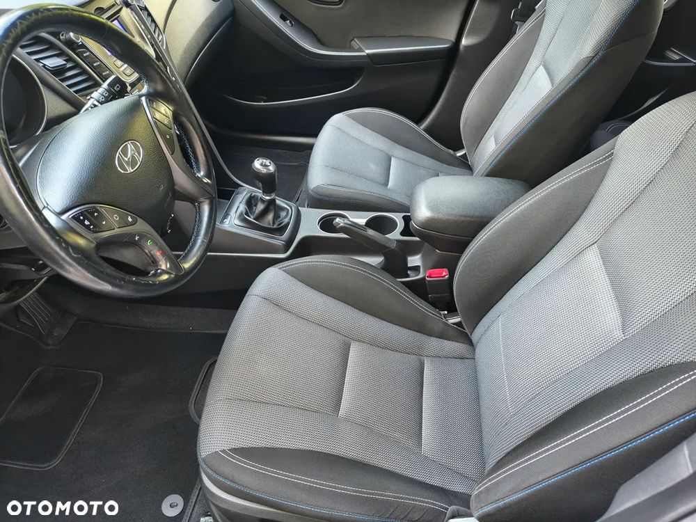 Hyundai i30 blue Kombi 1.4 Passion - 14
