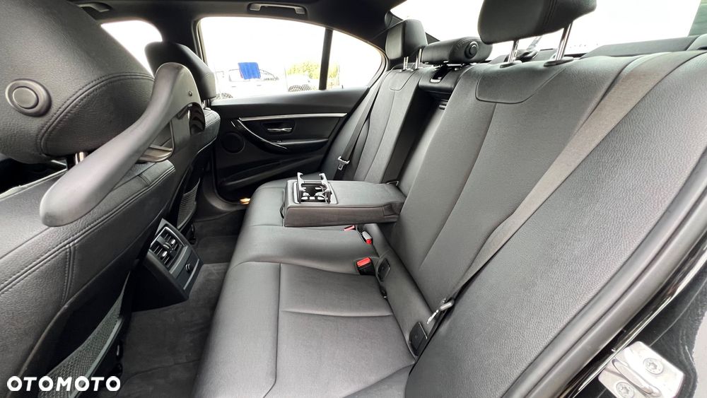 BMW Seria 3 330i Sport Line - 35