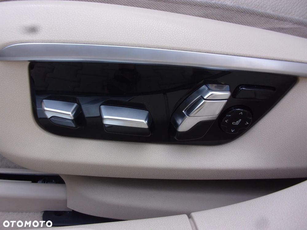 BMW Seria 7 750i xDrive - 17