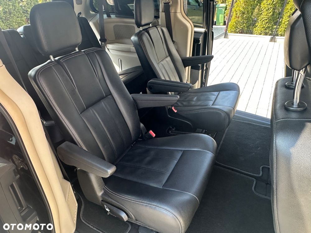 Chrysler Town & Country - 16