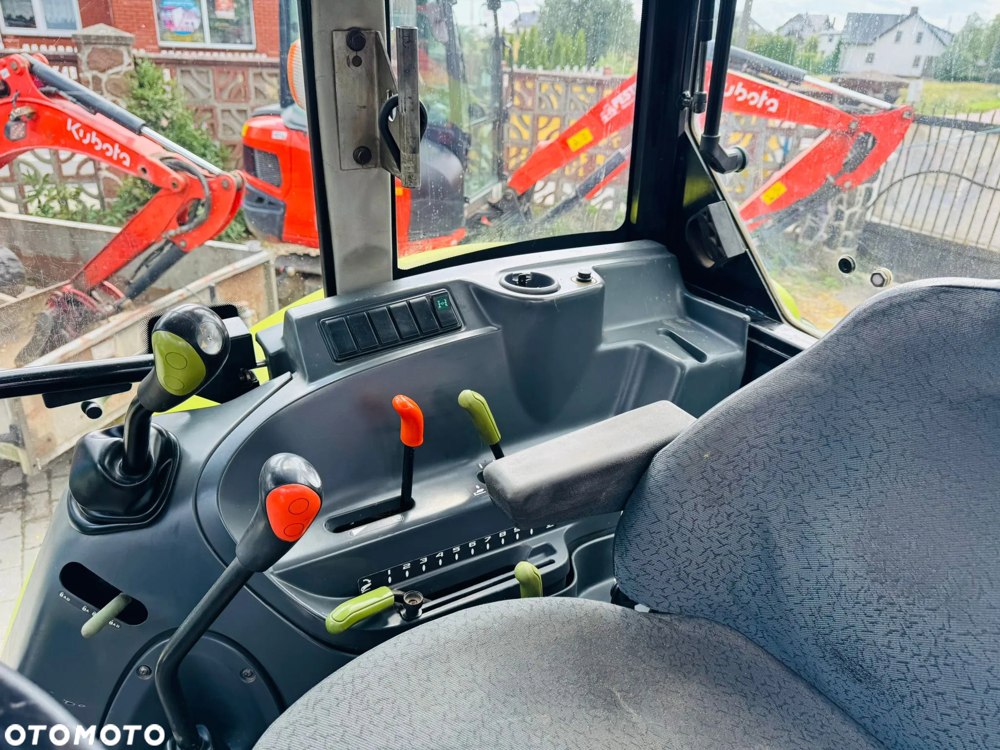 Claas Axos 330 - 12