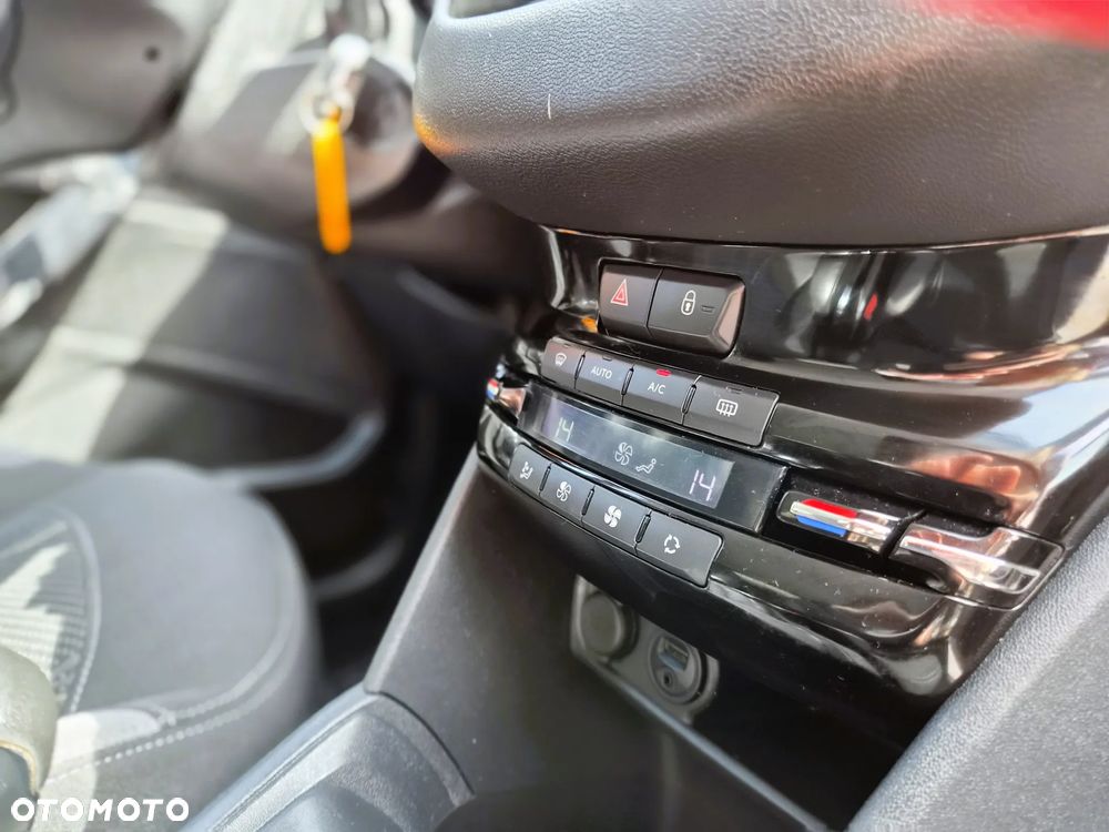 Peugeot 208 - 26
