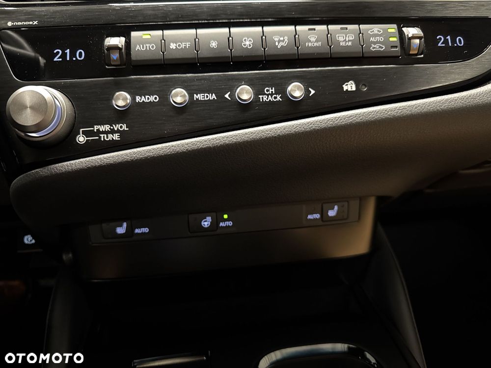 Lexus ES 300h Business Edition - 22