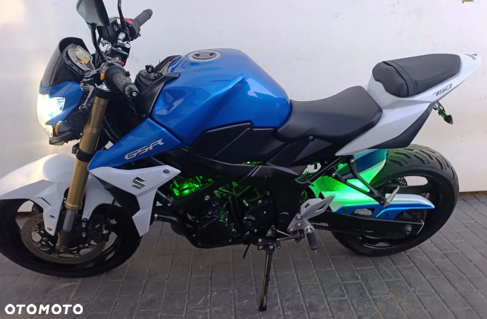 Suzuki GSR - 34