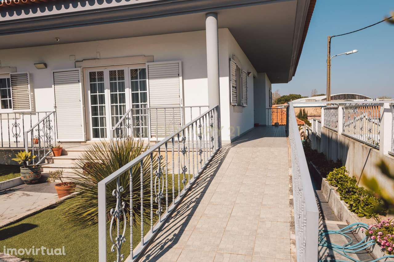 Moradia Isolada T4+2 com Piscina | Lazarim – Charneca da Caparica - Grande imagem: 3/50