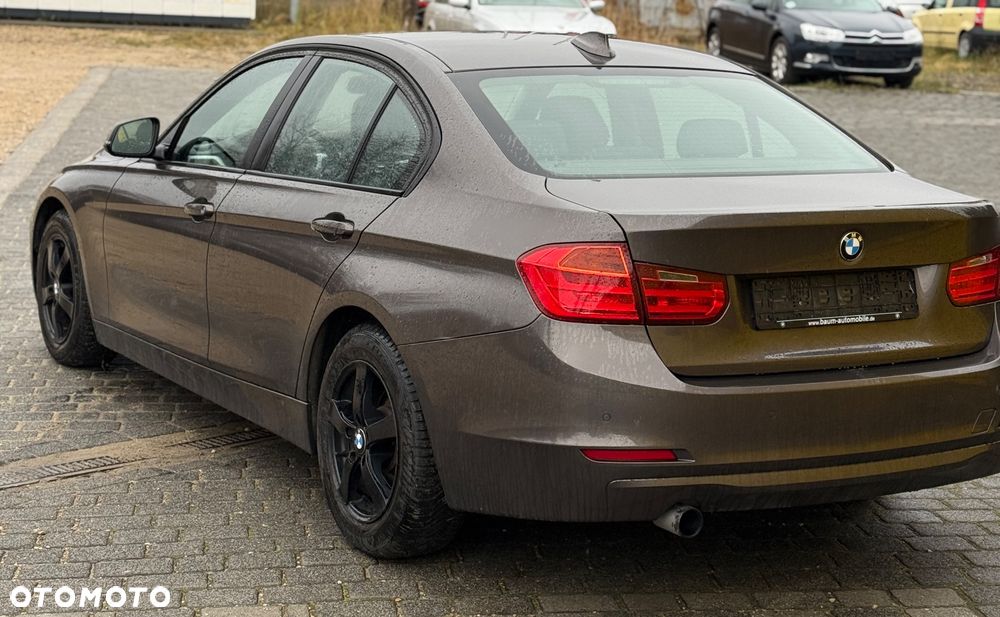 BMW Seria 3 320i xDrive - 10
