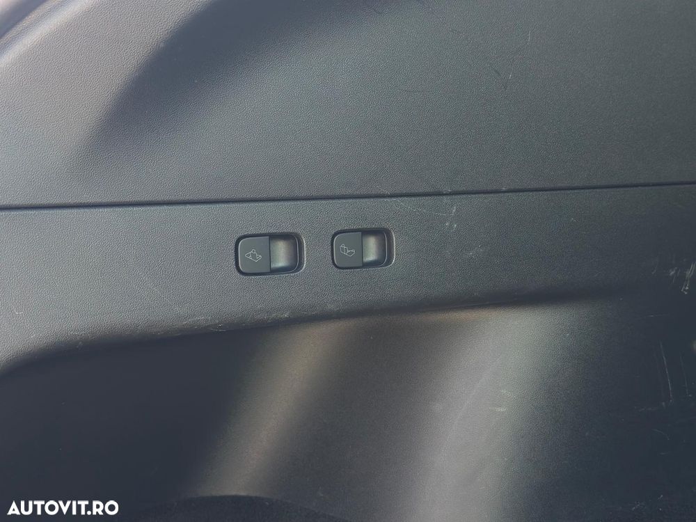 Tesla Model Y Long Range Dual Motor AWD - 39