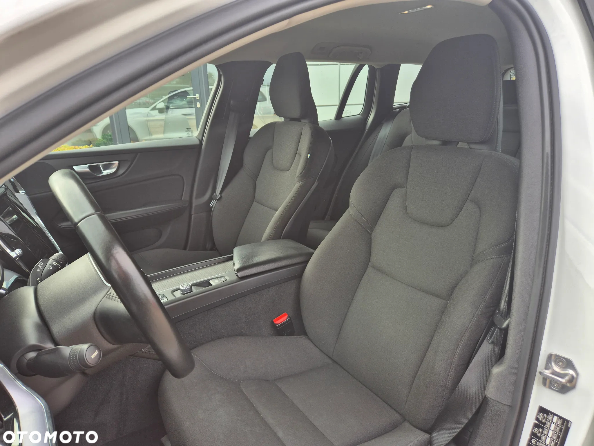 Volvo V60 B3 B DKG Momentum - 21