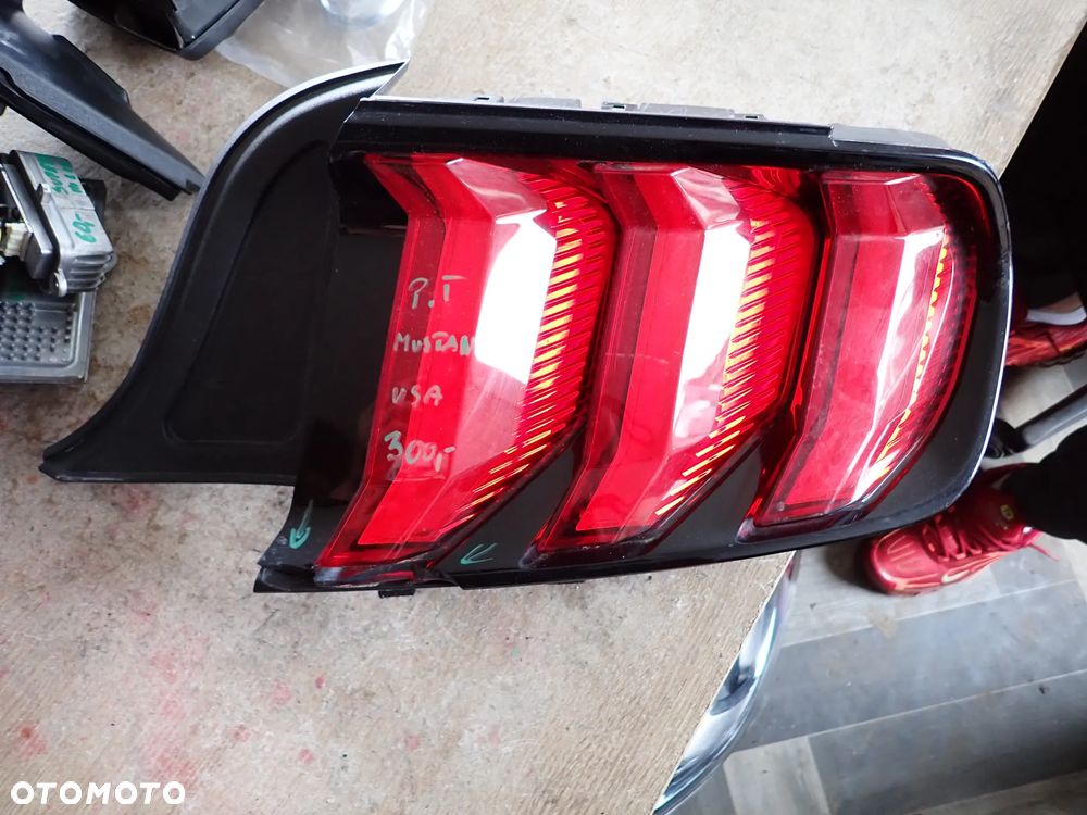 FORD MUSTANG LAMPA PRAWY TYŁ USA - 1