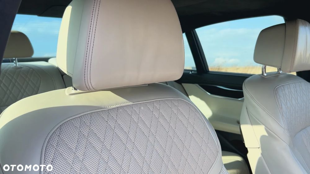 BMW Seria 7 750i xDrive - 18