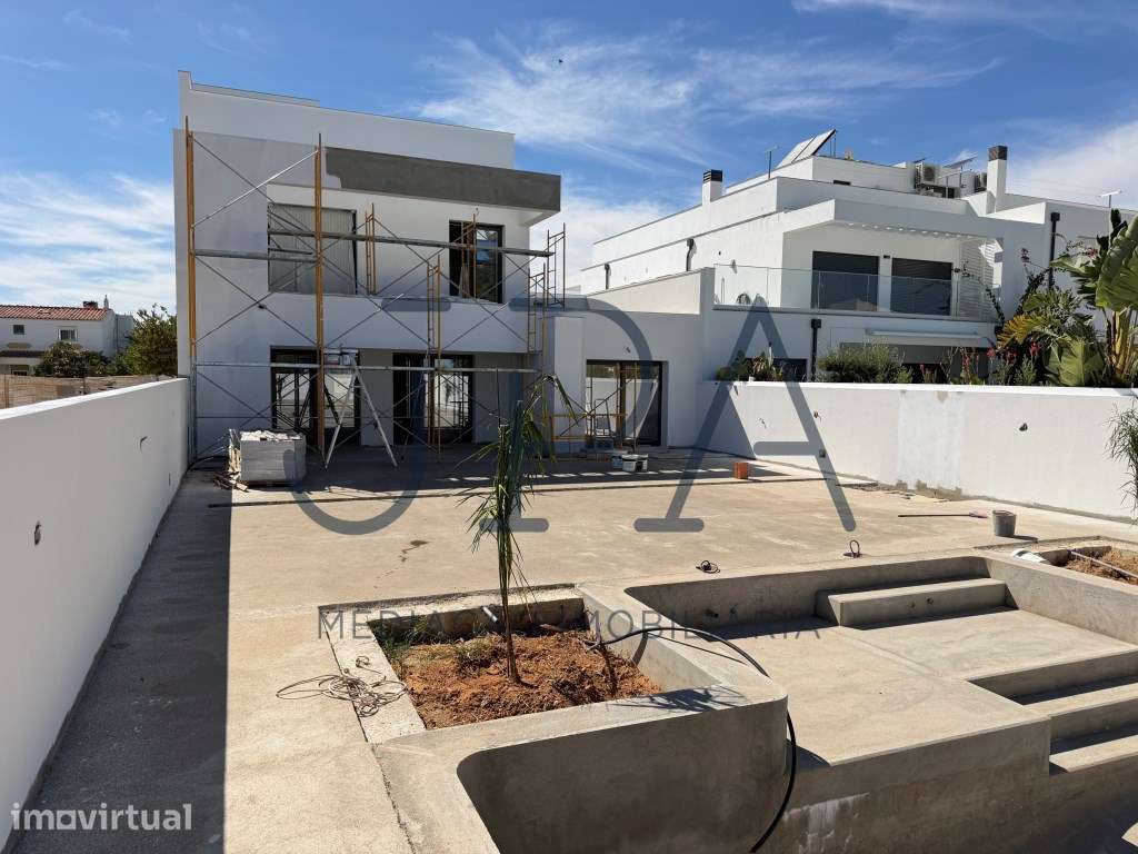 Em construção. Moradia V4 de estilo Contemporâneo com piscina priva... - Grande imagem: 4/6
