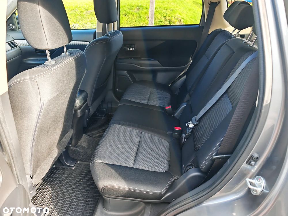 Mitsubishi Outlander 2.0 Instyle + 4WD CVT - 26