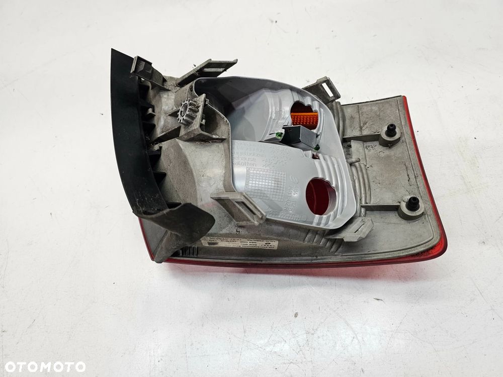 LAMPA PRAWY TYŁ W BŁOTNIK AUDI A4 B7 KOMBI AVANT 8E9945096E ORYGINAŁ - 9