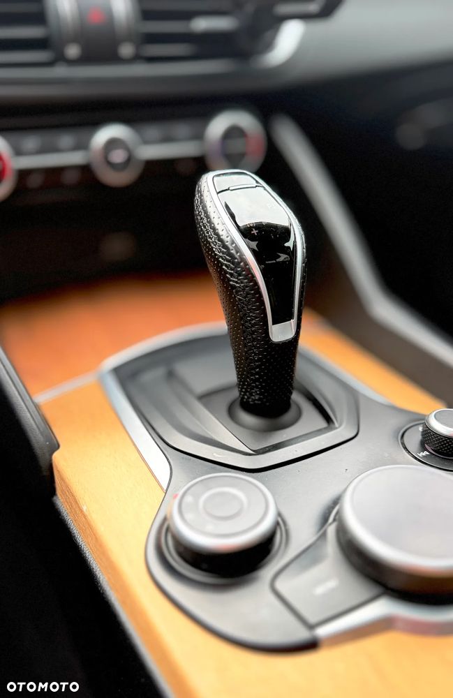 Alfa Romeo Giulia 2.0 Turbo 16V AT8 Veloce - 32