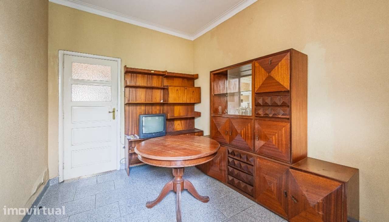 Apartamento T2 com logradouro para renovação em Paranhos no Porto - Grande imagem: 3/21