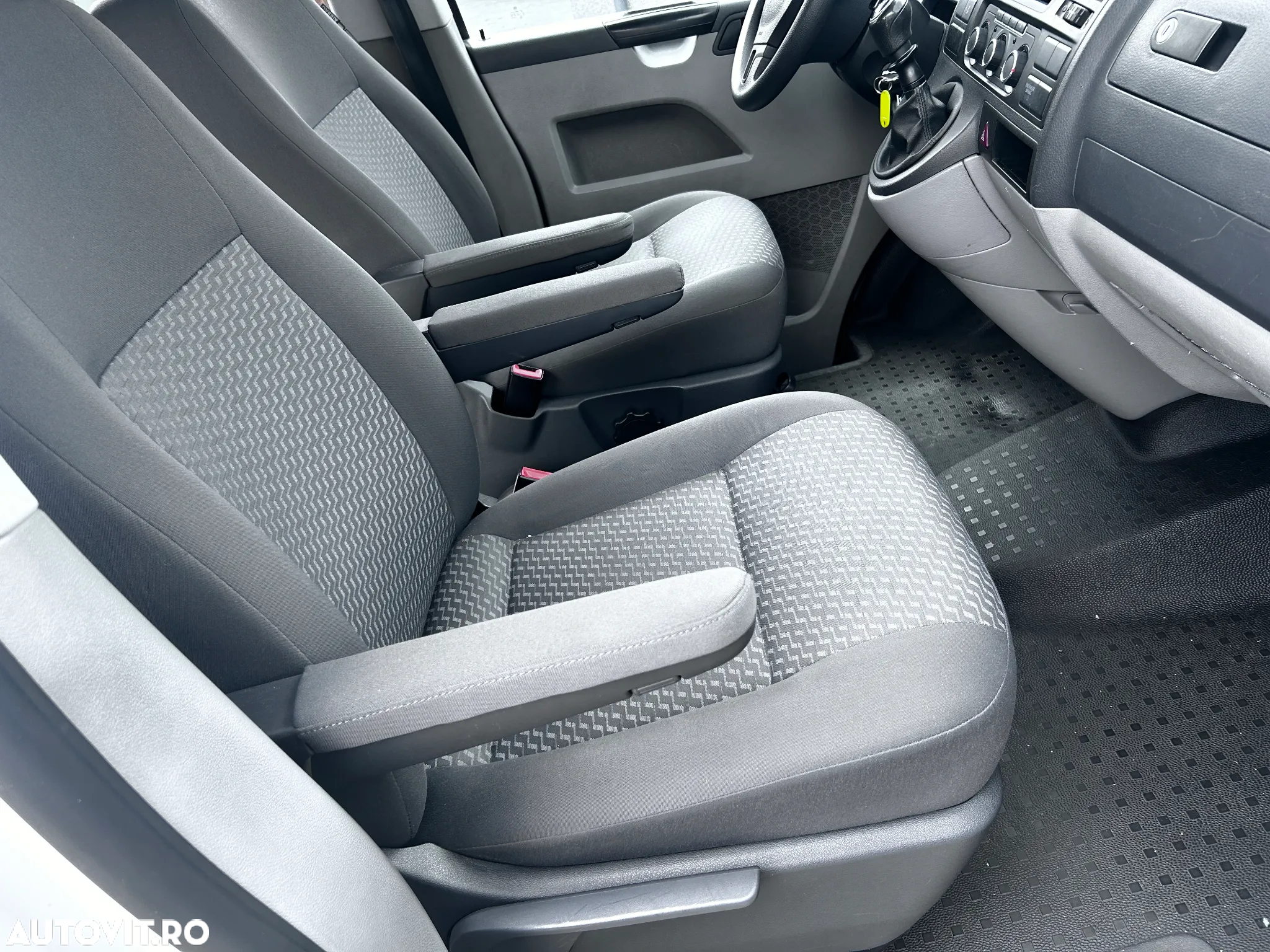 Volkswagen Caravelle - 11